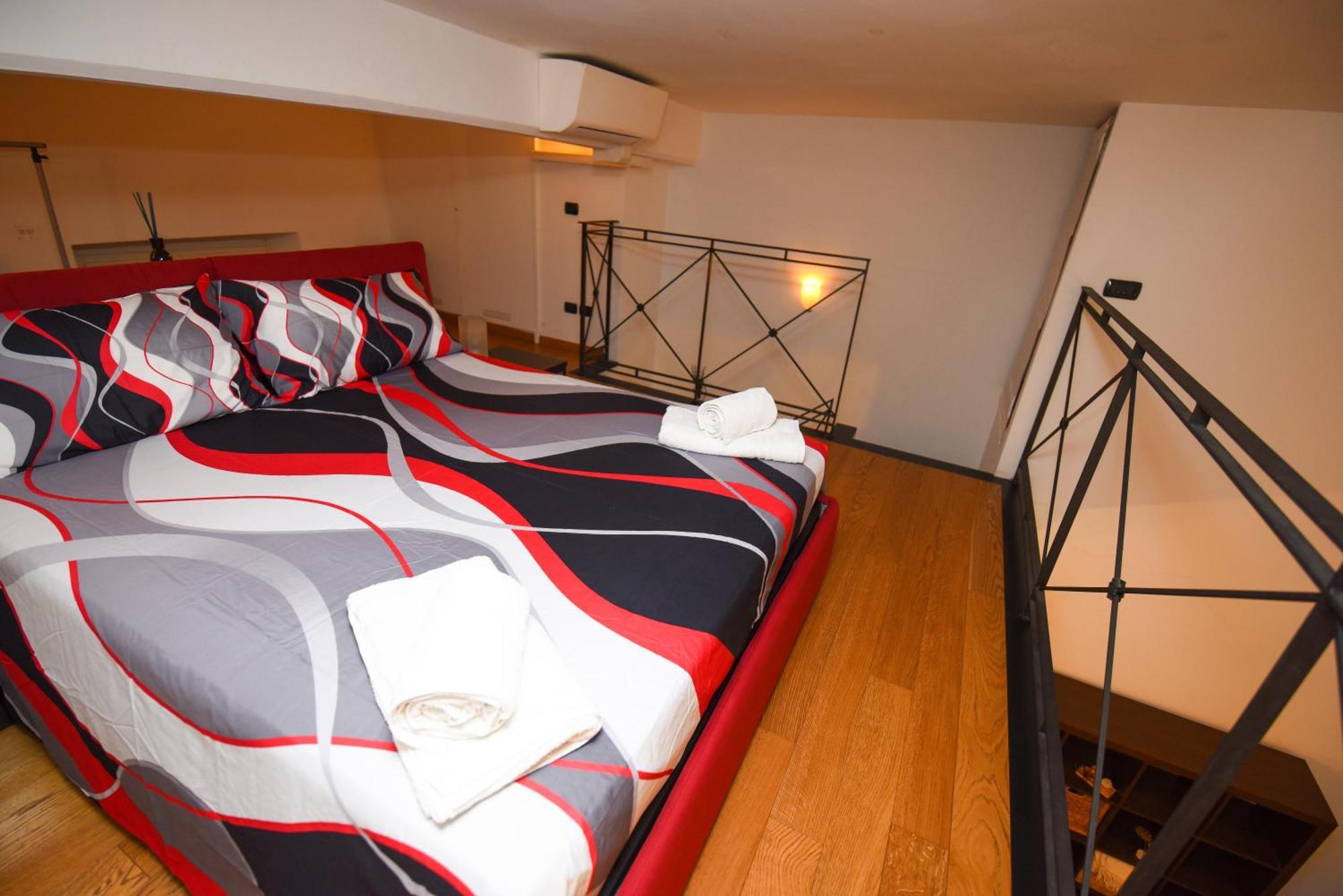 Unesco Loft With Frescoed Entrance Apartment Genoa