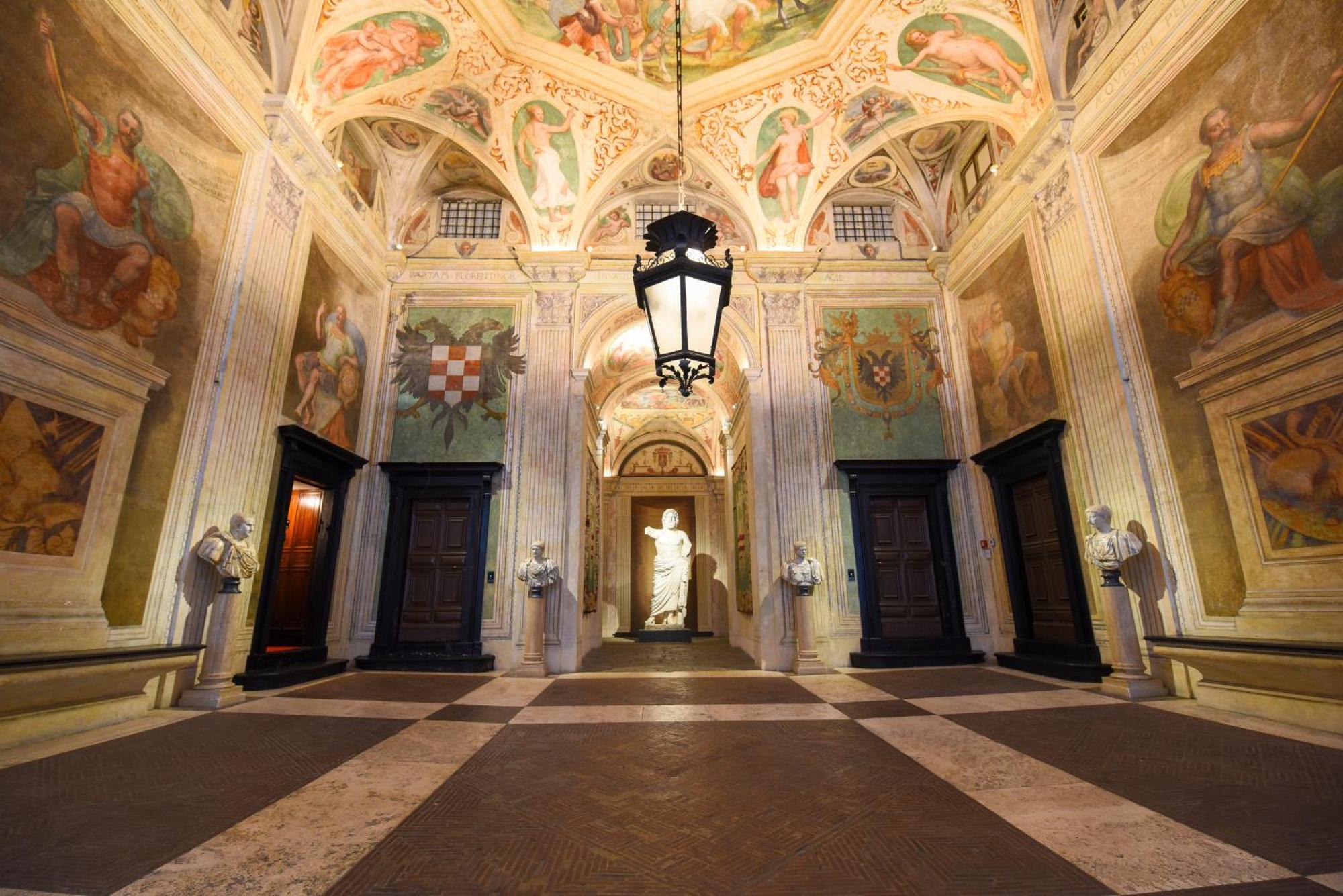 Unesco Loft With Frescoed Entrance Apartment